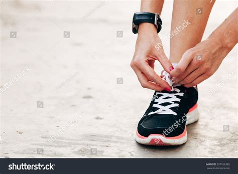 Body Parts Runner Woman Tying Laces库存照片297166385 Shutterstock