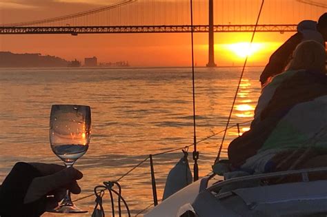 Giro In Barca A Vela Al Tramonto A Lisbona Con Vino Hellotickets