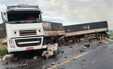 Colisão Entre Carretas E Carro Deixa Um Morto E Br 163 Interditada No