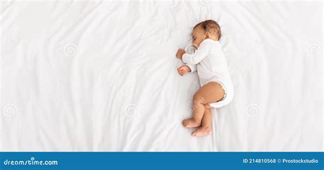 Bebé Niño Durmiendo En El Lado Acostado En La Cama En El Interior