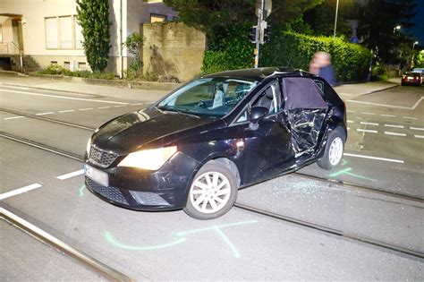 Drei Verletzte bei Unfall Auto stößt mit Straßenbahn in Karlsruhe