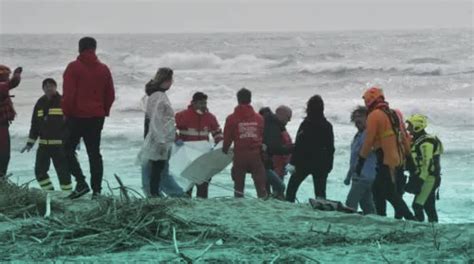 Al Menos 59 Personas Mueren En Un Naufragio Frente A Las Costas De