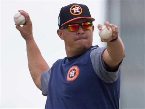 El Entrenador De Primera Base De Los Houston Astros Omar López