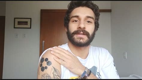 Cantor Rec M Formado Em Publicidade Tatua No Bra O Sua Paix O Pela Ufg