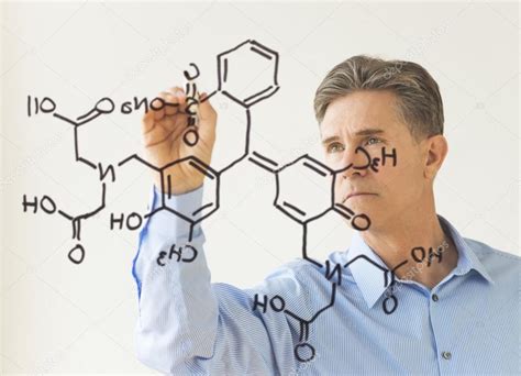 Cient Fico Dibujando Estructura Molecular En Tablero Transparente