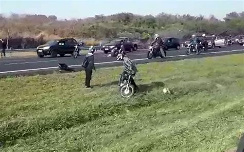 Mulher morre atropelada após cair de moto na Rodovia Dom Pedro I em