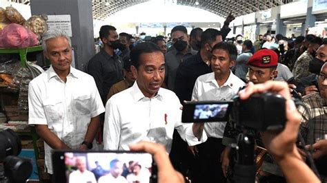 Jokowi Dan Ganjar Satu Kendaraan Serta Kompak Pakai Kemeja Putih Saat