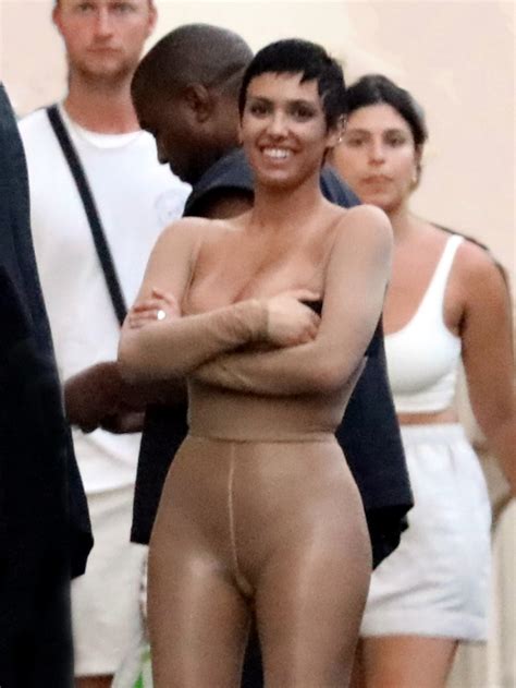 Kanye West A Postat Un Videoclip Cu Bianca Censori Partenera