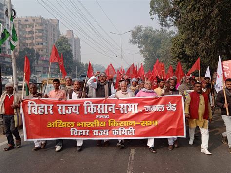 बिहारः कृषि क़ानून वापस लेने की मांग करते हुए किसानों का राजभवन मार्च