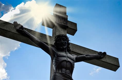 Jesucristo Crucificado En La Cruz Contra El Fondo Del Cielo Con Los