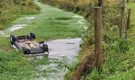 Mulher sai ilesa após passar 20 minutos submersa em acidente