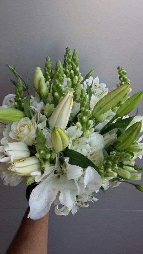 Rosas lírios alstroemeria lisianthus e boca de leão Buquê branco