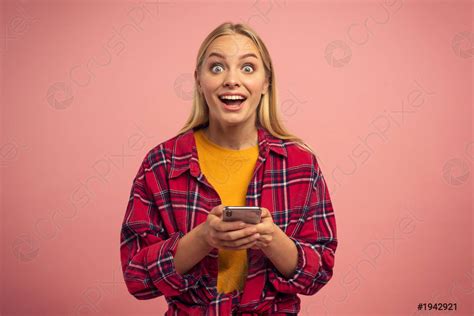 Blonde süße Mädchen tippt eine Nachricht mit ihrem Foto vorrätig 1942921 Crushpixel