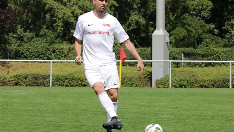 Sv Fellbach Fu Ball Verbandsliga Mit Libero Vor Der Abwehr Rems