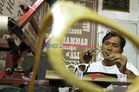 Foto Kacamata Dari Limbah Kayu Tembus Pasar Mancanegara