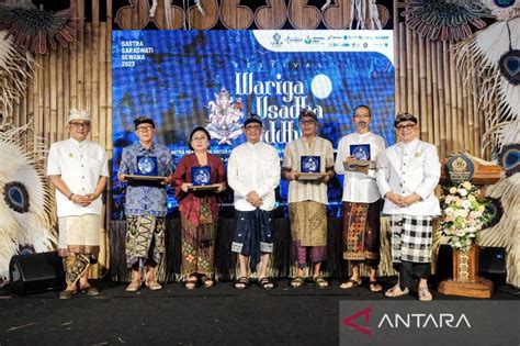 Puri Kauhan Ubud Beri Penghargaan Ke Perintis Kalender Bali Antara News