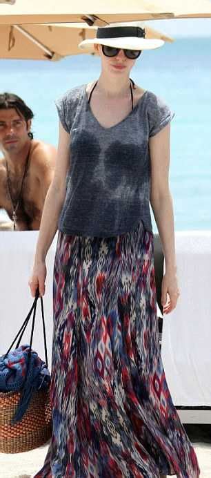 Sun Lounger Anne Hathaway Slender Black Bikini Beach Body In Les