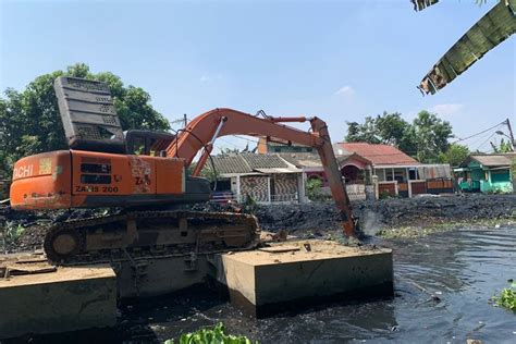 Foto Sampah Kali Villa Menumpuk Warga Desa Sumberjaya Terserang Dbd