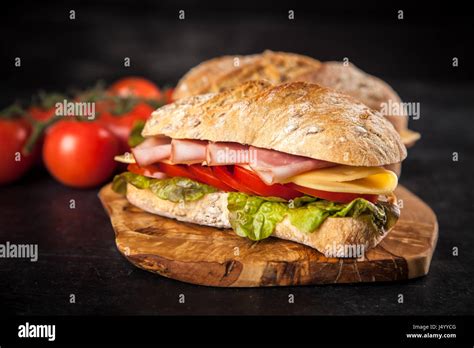 Ciabatta Sandwich Con Verduras Queso Y Jam N Fotograf A De Stock Alamy