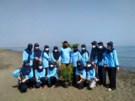 Aksi Peduli Lingkungan Di Pantai Tirang