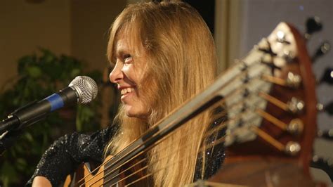 Column World Renowned Fingerstyle Guitarist Muriel Anderson In Macon