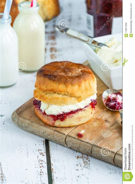 Scones Con La Mermelada De Fresa Y La Crema Coagulada Imagen De Archivo