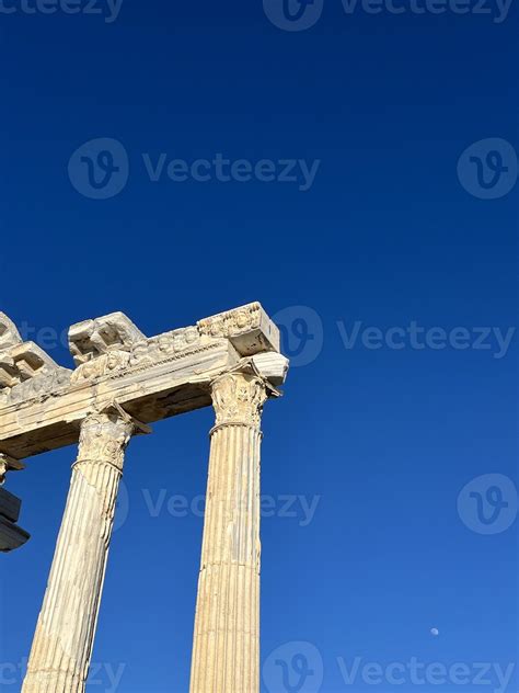 ancient greek columns 19035517 Stock Photo at Vecteezy