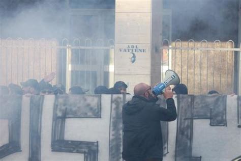 Napoli I Tifosi Contro La Squadra Al San Paolo Giocatori Mercenari