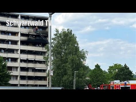 Feuerwehr löscht Wohnungsbrand in Mehrfamilienhaus in Laufenburg 06