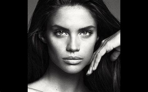 Sara Sampaio Modelo Diverte Se Na Noite Com Cantora Polémica Impala