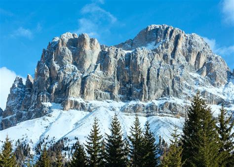 Schöne Winter felsigen Berglandschaft Blick von der Großen