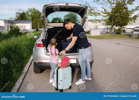 Padre Ayuda A Su Hija Cargando En El Maletero Con El Equipaje Antes De