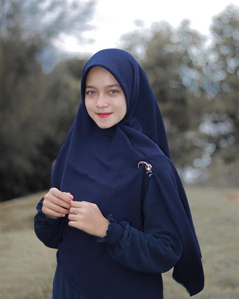 baju biru tua sesuai dengan tudung warna apa - Anthony Black