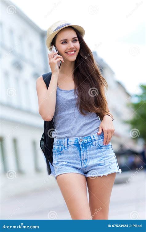 Mulher Que Usa O Telefone Celular Na Rua Da Cidade Foto De Stock