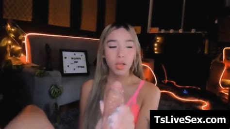 Hot Tranny Sucking Boyfriend Cock