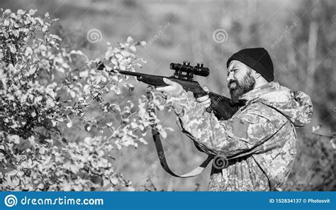 Cazador Del Hombre Con El Arma Del Rifle Boot Camp Habilidades De La