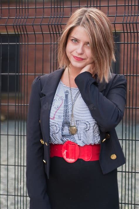 Het Meisje Dat Van De Blonde Bij De Gevangenispoorten Wacht Stock Foto Image Of Gevangenis