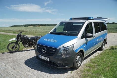 Motorradfahrer Fl Chtet Auf Radweg Vor Polizei