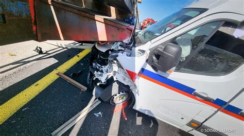 Carnets De Notes Accident Entre Deux Poids Lourds Et Une Camionnette