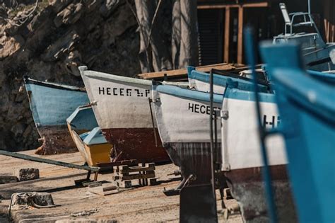 Barcos De Pesca Tradicionales A Lo Largo De La Costa En La Antigua