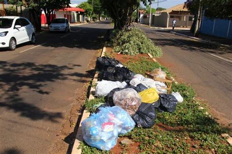 Após 48h moradores até da região central reclamam do acúmulo de lixo