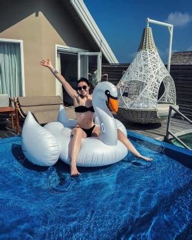 Hot Sexy Amy Macdonald Bikini Pics
