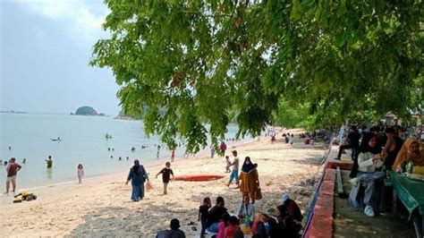 Pantai Pelawan Karimun Kepri Destinasi Wisata Favorit Saat Musim