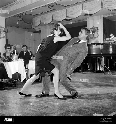 Twist dance 1960s hi-res stock photography and images - Alamy