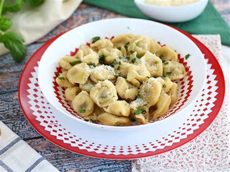 Tortellini recheado parmesão presunto cru e manjericão Receita