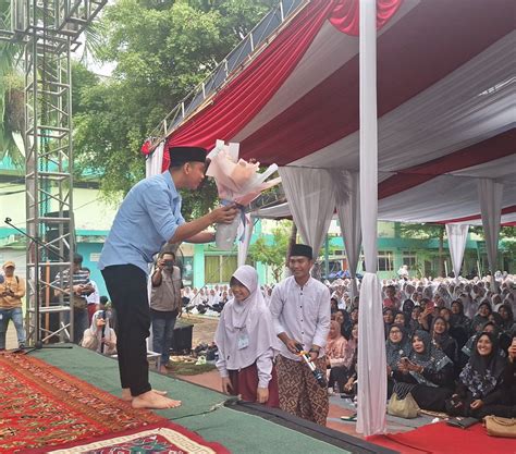 Gibran Bagi Bagi Susu Dan Buku Tulis Untuk Santri Ponpes Asshiddiqiyah