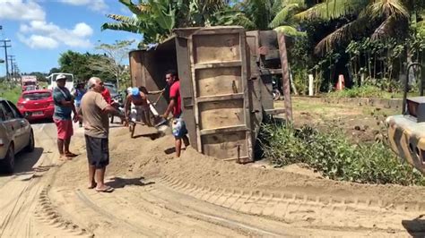 Caminh O Carregado De Areia Tomba Em Estrada Entre Bayeux E Santa Rita