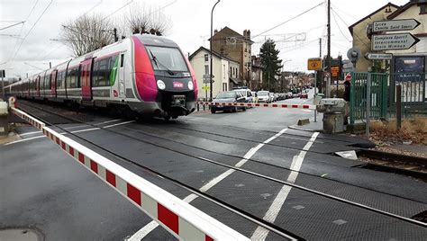 Val D Oise Collision Entre Un Train De La Ligne H Et Un Camion Au