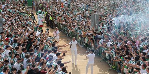 La afición lleva en volandas al Córdoba CF con un recibimiento masivo