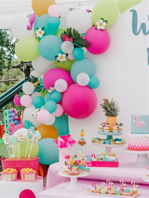 The prettiest tropical balloon garland creates the ultimate dessert ...